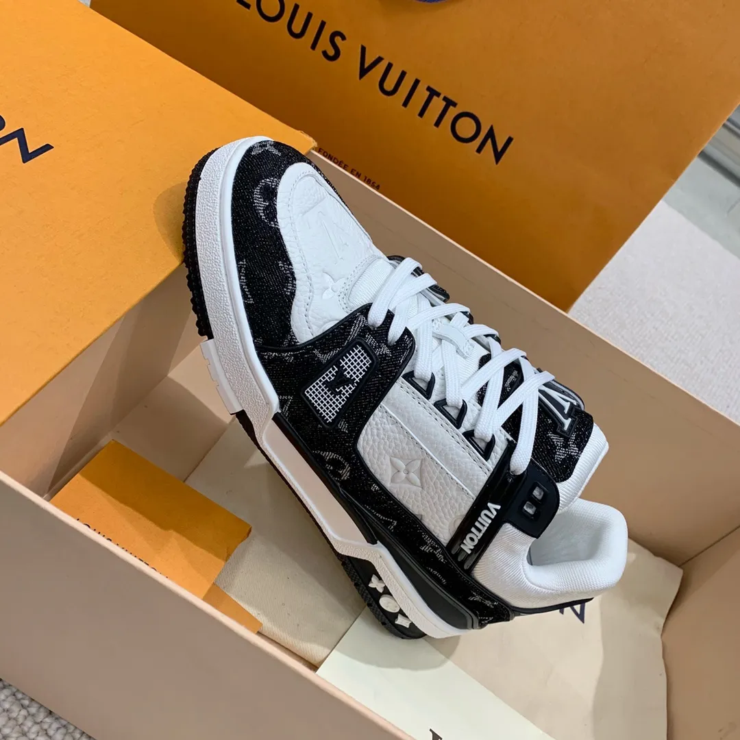 👟👟Ex-factory price 840👟👟 Women's Shoes Factory Purchasing Level ✈️ LV Trainer Latest series of couple's sports shoes Super handsome denim new style, great-looking ~ A must-have item for fashionistas The upper is the top embossed grained calfskin in the market Original open molded T👟👟Ex-factory price U outsole, texture is the same as the original version Please look for our quality Please pay attention to distinguish the currency materials on the market Men's size: 39-45 Women's size: 35-40 ⚠️Full set of packaging (exclusive z👟👟factory price level anti-theft buckle cannot be sold once disassembled)